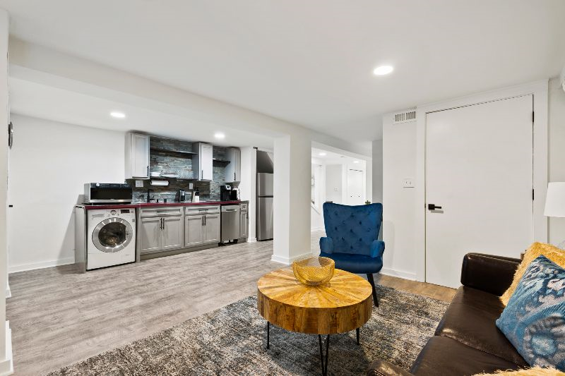 Beautiful Spacious One Bedroom Furnished Apartment - Photo 8