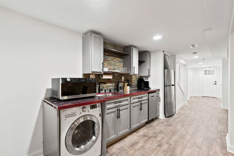 Beautiful Spacious One Bedroom Furnished Apartment - Photo 9