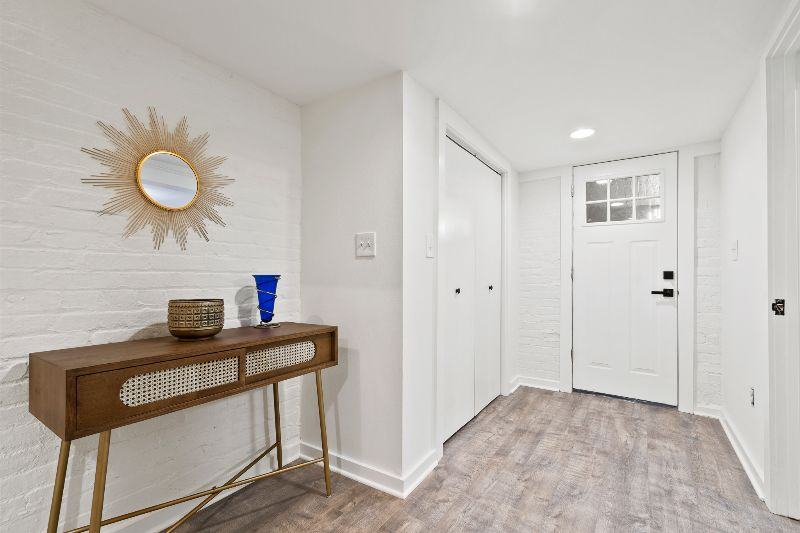 Beautiful Spacious One Bedroom Furnished Apartment - Photo 11