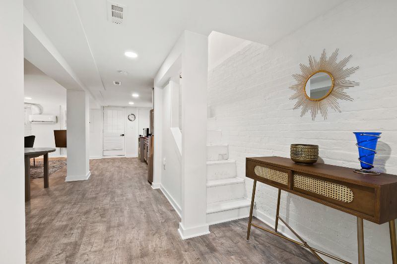 Beautiful Spacious One Bedroom Furnished Apartment - Photo 12