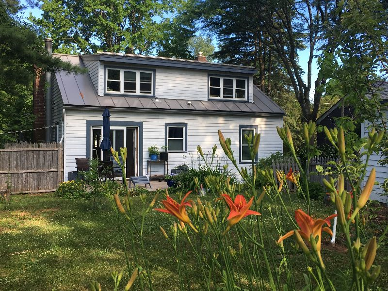 Bright, quiet, cozy cape with backyard in Burlington's South End - Photo 7