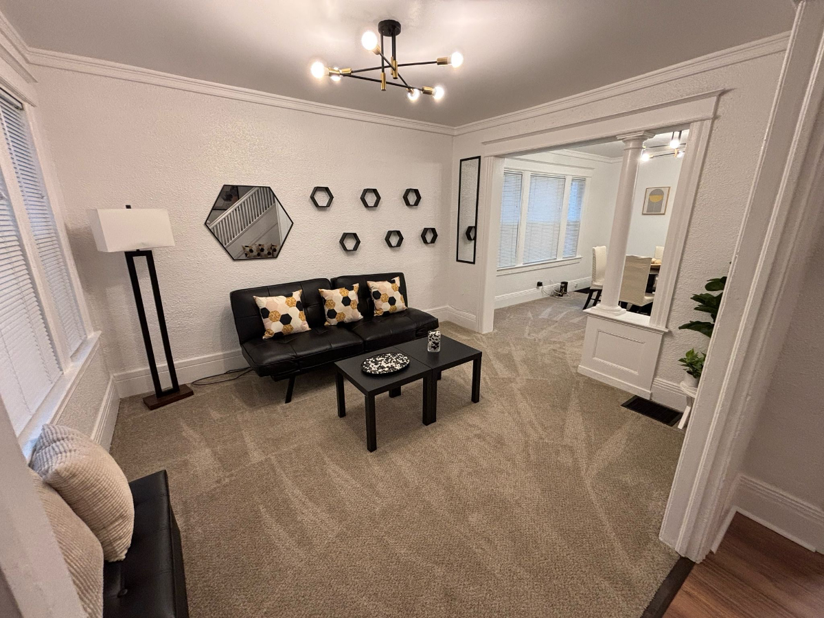 Rave Reviews- Newly Renovated-10 Min from RGH/Strong/Unity Hospital! - Photo 10