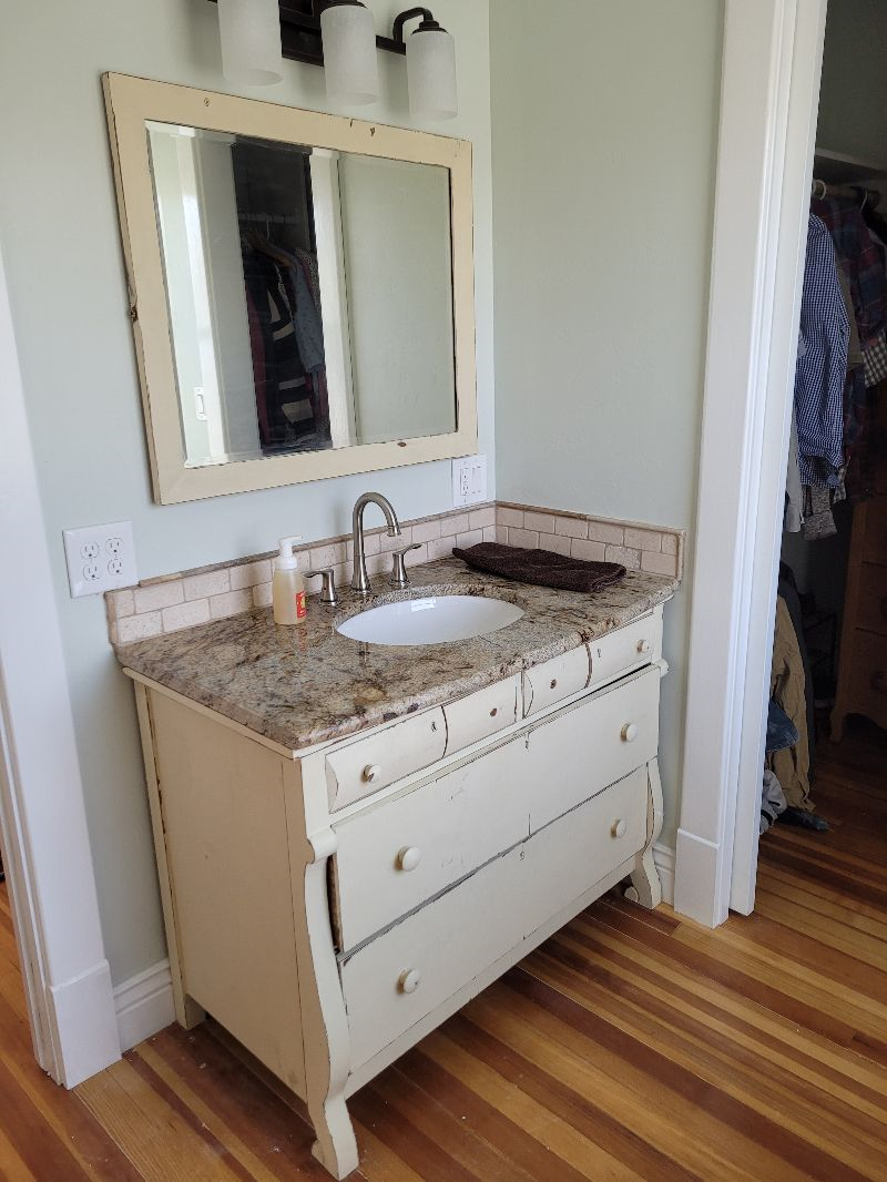 Cozy master suite in historic home near downtown. - Photo 2