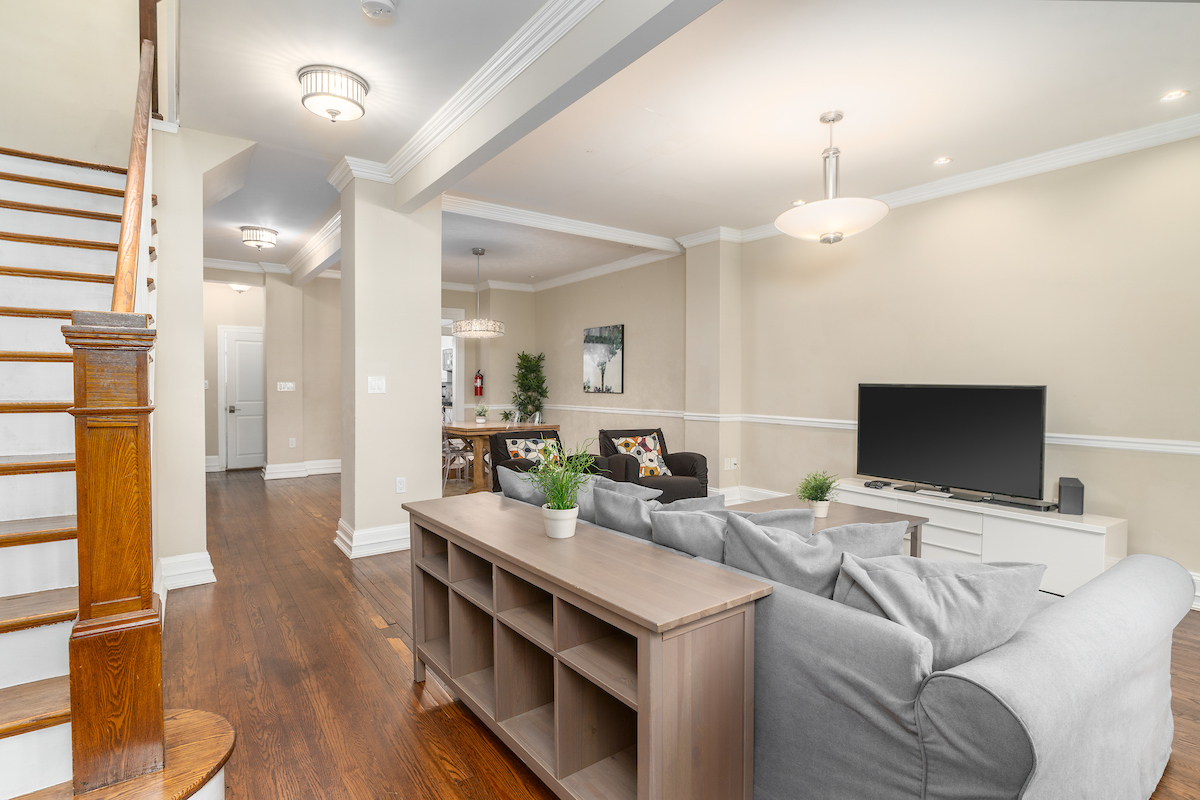 Upscale & Modern Woodley Park Home w Parking - Photo 5