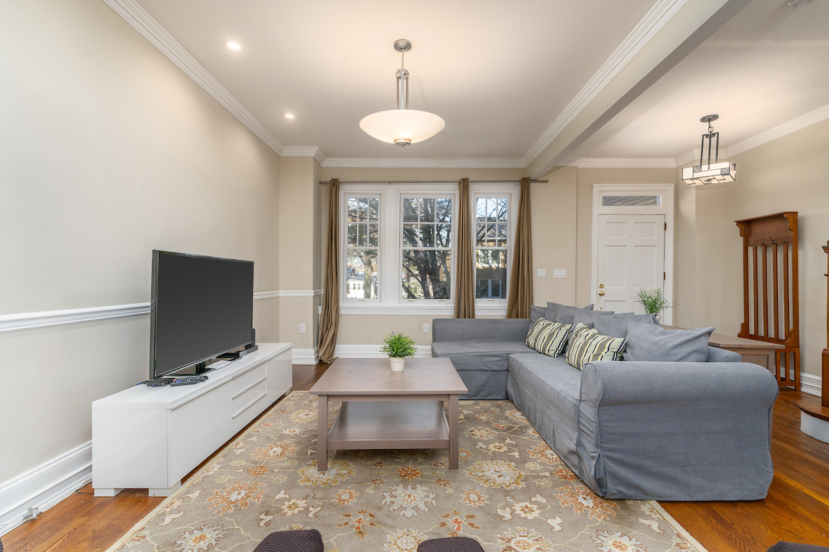 Upscale & Modern Woodley Park Home w Parking - Photo 8