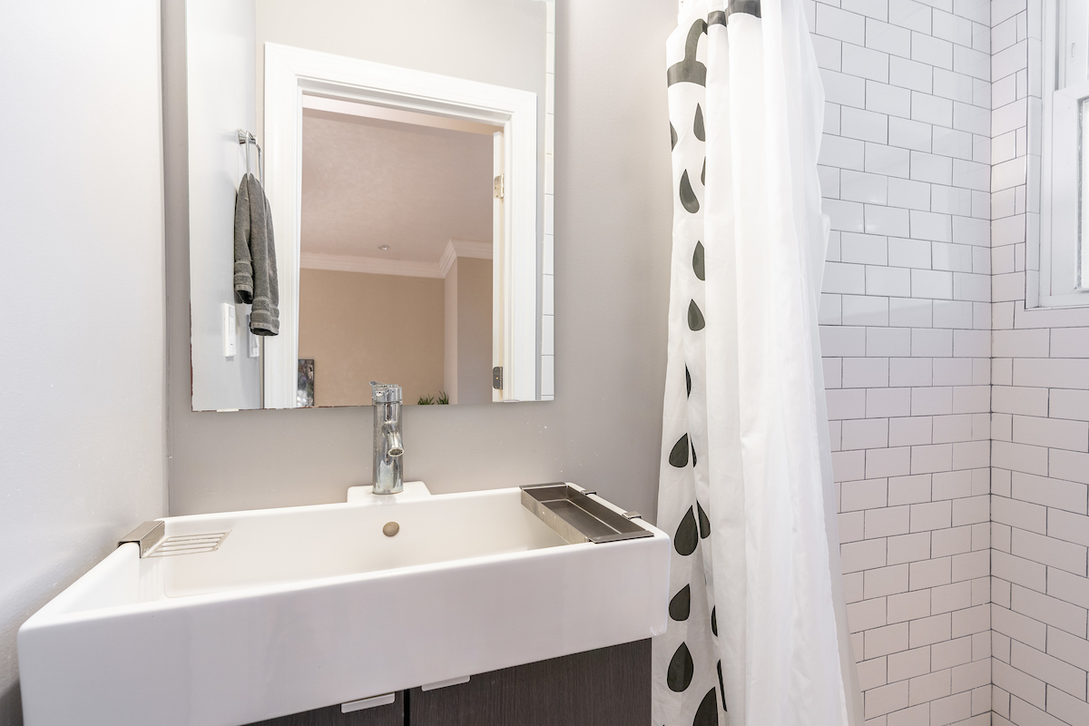 Upscale & Modern Woodley Park Home w Parking - Photo 10