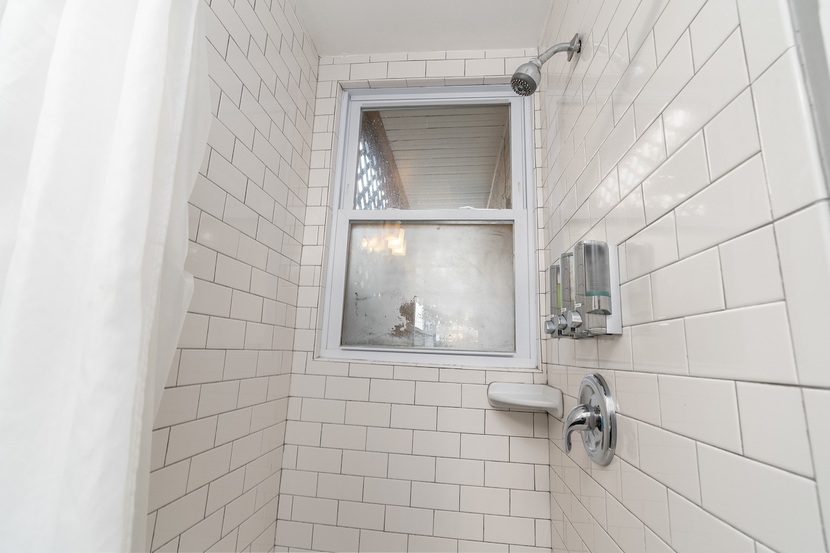 Upscale & Modern Woodley Park Home w Parking - Photo 11
