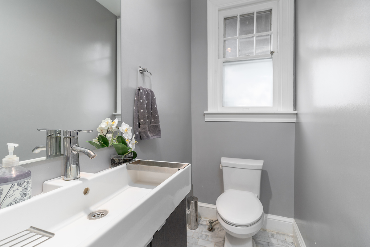 Upscale & Modern Woodley Park Home w Parking - Photo 12