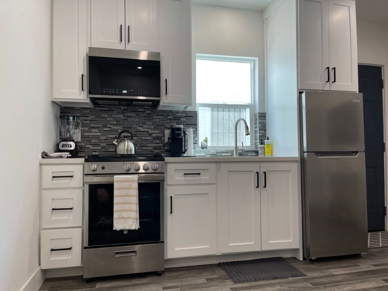FULLY FURNISHED 1BR | REMODELED | ALL UTILITIES INCLUDED | PARKING INCLUDED | WASHER/DRYER - Photo 1