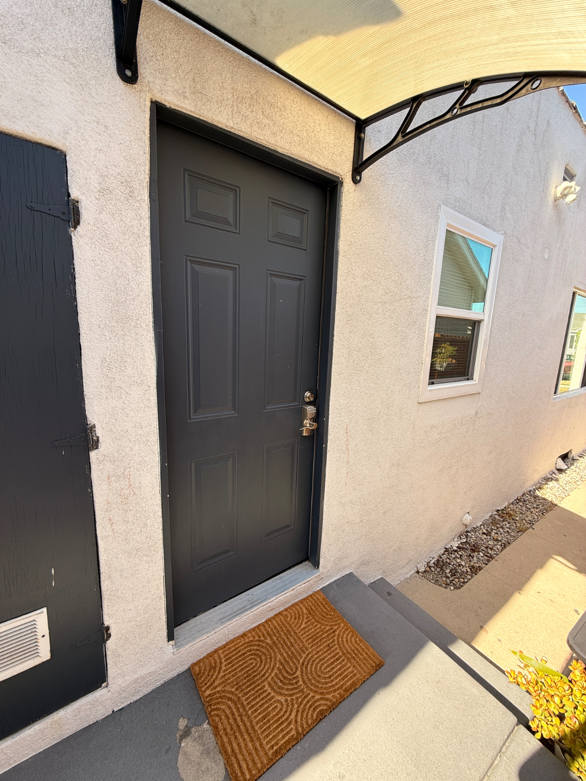 FULLY FURNISHED 1BR | REMODELED | ALL UTILITIES INCLUDED | PARKING INCLUDED | WASHER/DRYER - Photo 4