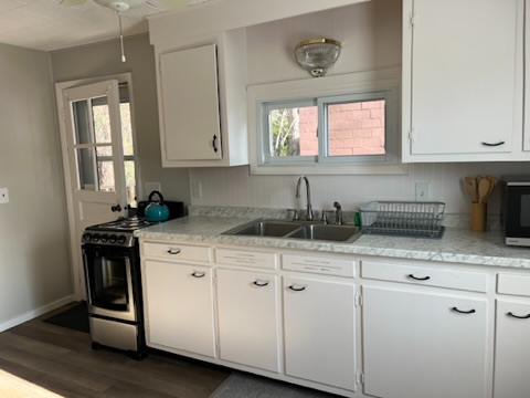 Updated and fully furnished private 1 bedroom apt available 02/02/2027 - Photo 2