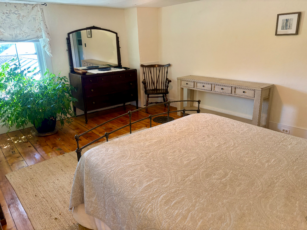 Large Master Bedroom In Farmhouse 20 Min to Rutland - Photo 3