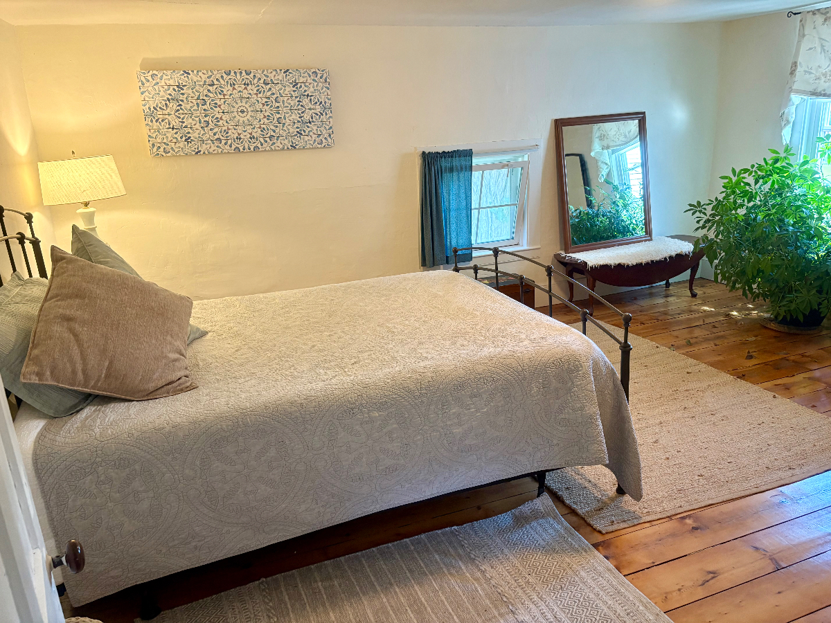 Large Master Bedroom In Farmhouse 20 Min to Rutland - Photo 2