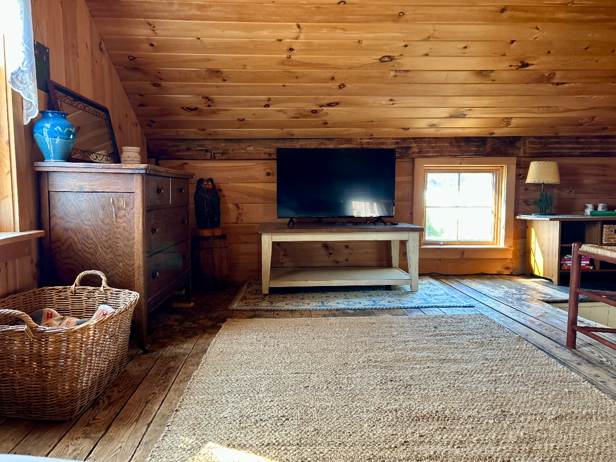 Large Master Bedroom In Farmhouse 20 Min to Rutland - Photo 1