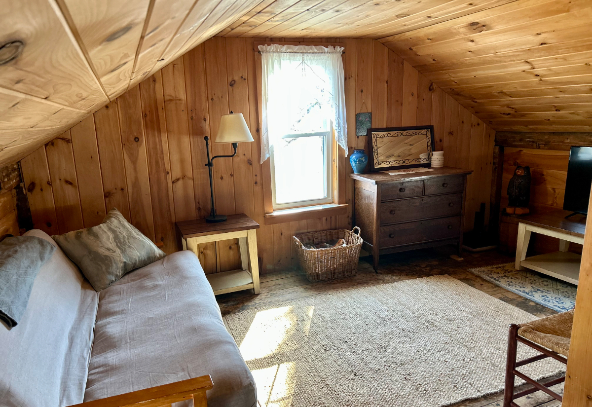 Large Master Bedroom In Farmhouse 20 Min to Rutland - Photo 3