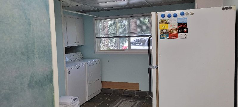 Private mother-in-law suite with kitchenette - Photo 3