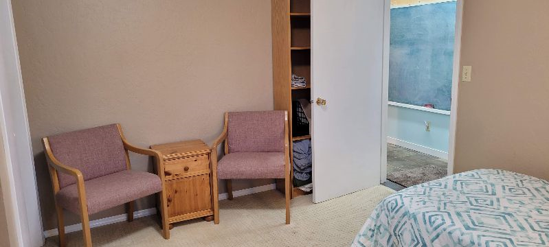 Private mother-in-law suite with kitchenette - Photo 4