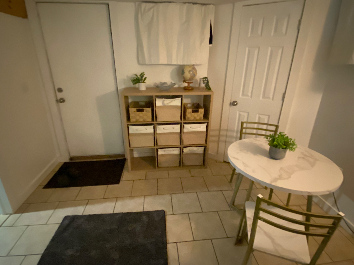 Quiet, Pet  Friendly, Separate Entrance, Private Driveway. - Photo 4
