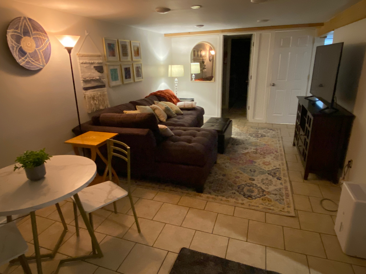 Quiet, Pet  Friendly, Separate Entrance, Private Driveway. - Photo 3