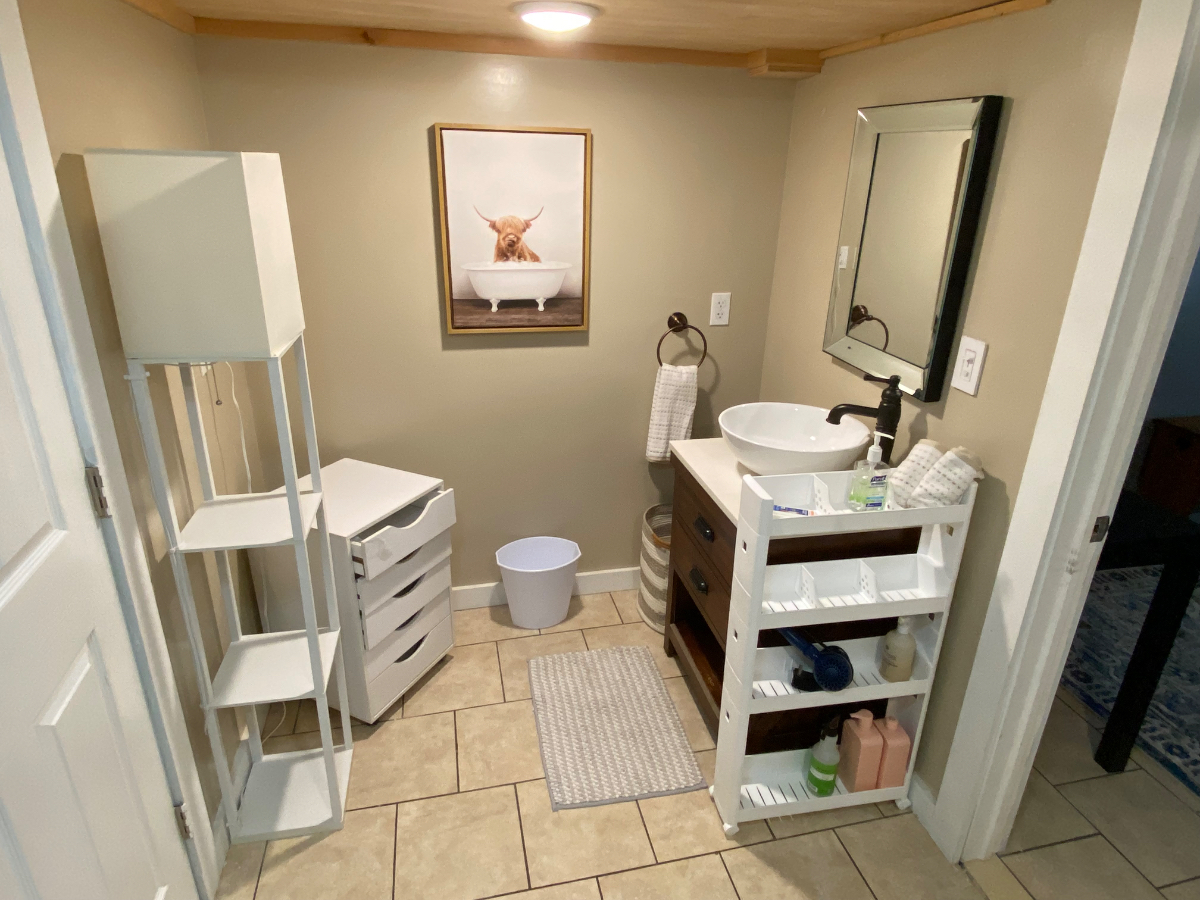Quiet, Pet  Friendly, Separate Entrance, Private Driveway. - Photo 7