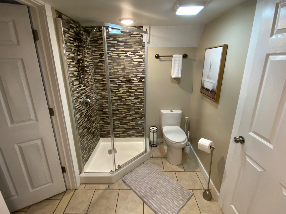 Quiet, Pet  Friendly, Separate Entrance, Private Driveway. - Photo 8