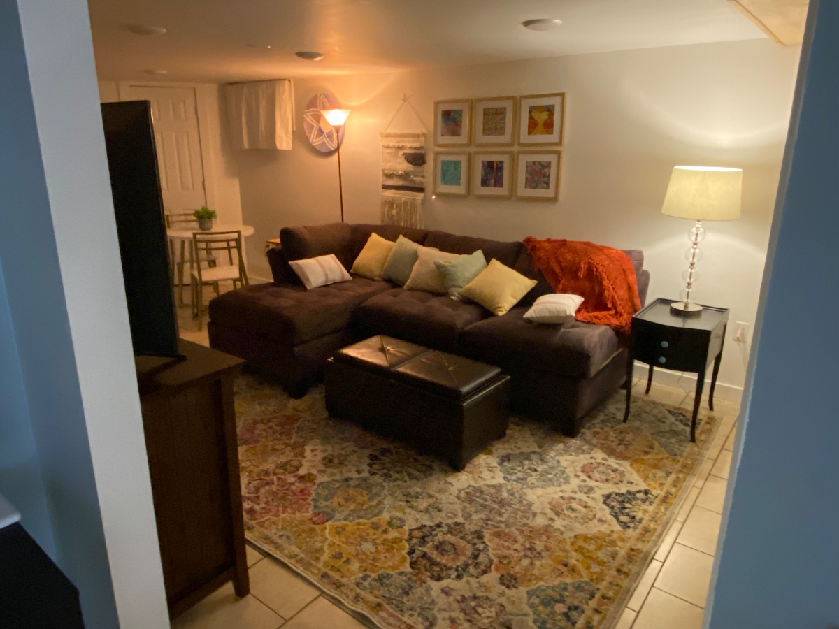 Quiet, Pet  Friendly, Separate Entrance, Private Driveway. - Photo 2