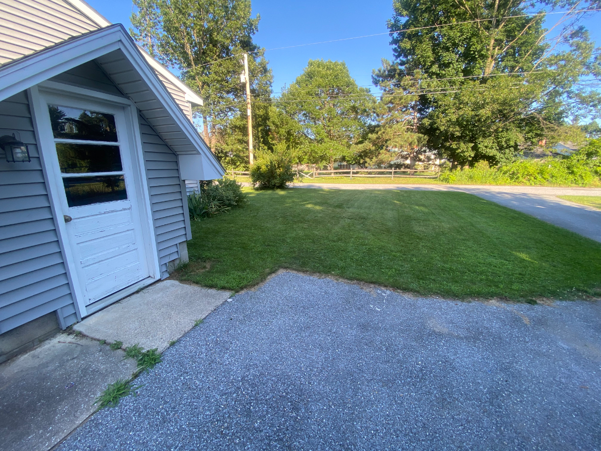 Quiet, Pet  Friendly, Separate Entrance, Private Driveway. - Photo 12
