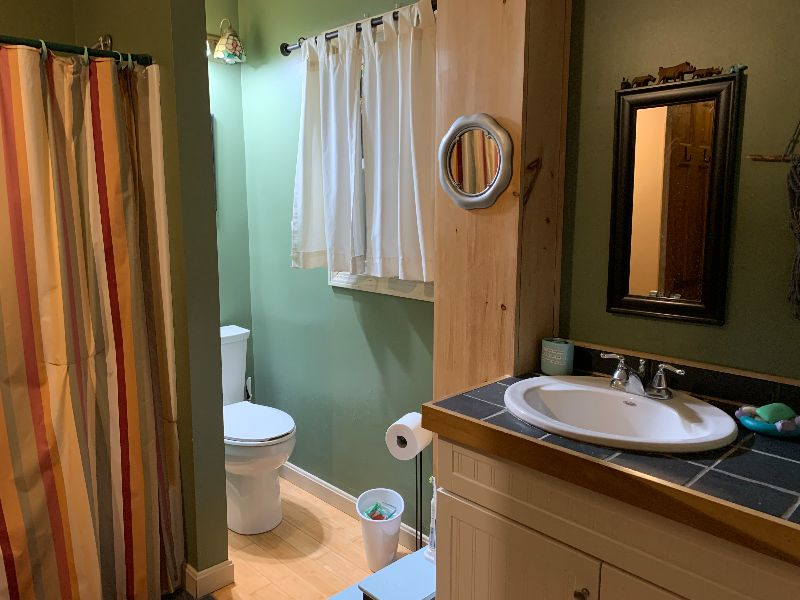 Room with private bath or room with a shared bath near Rutland, Castleton, Killington - Photo 2