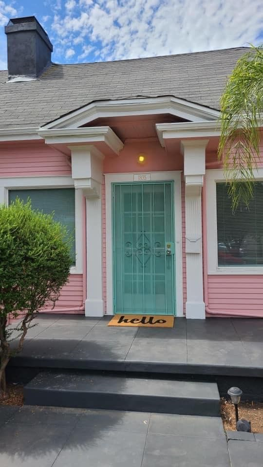 Pink House On the Mile - 2 Private Units (washer/dryer onsite ...