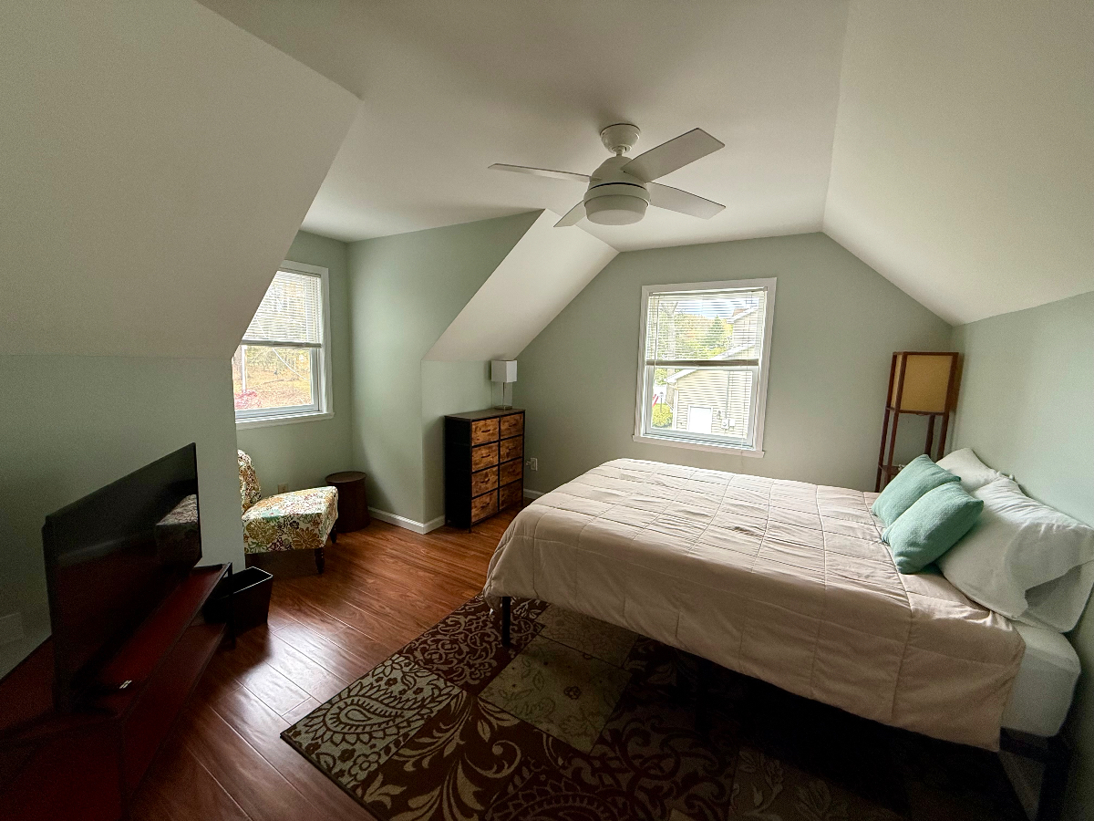 Quiet House Share Conveniently Located - Photo 2