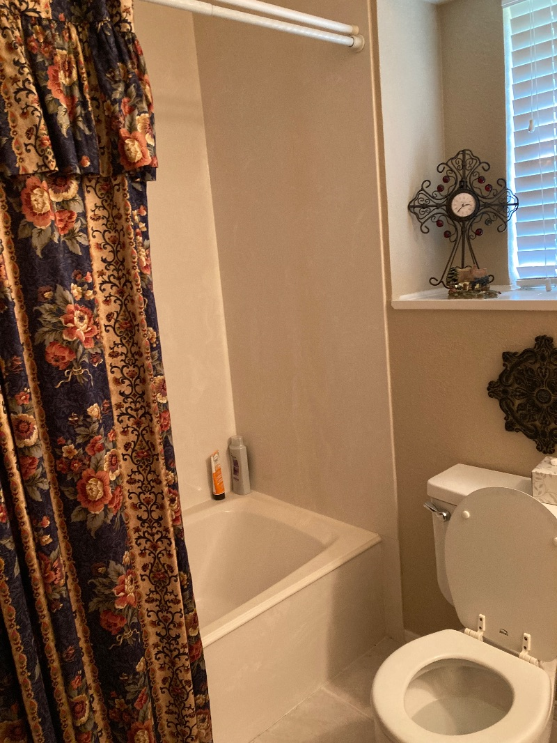 Private Room with attached bath. microwave fridge use - Photo 3