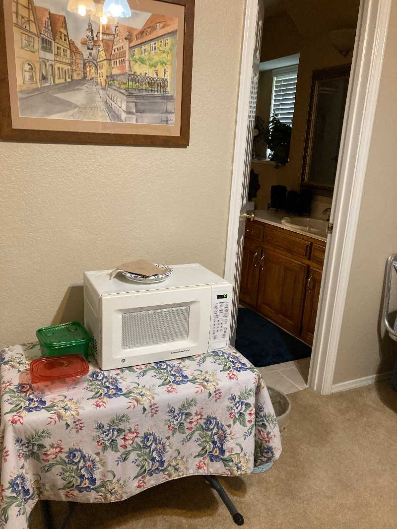 Private Room with attached bath.  microwave   fridge use - Photo 8