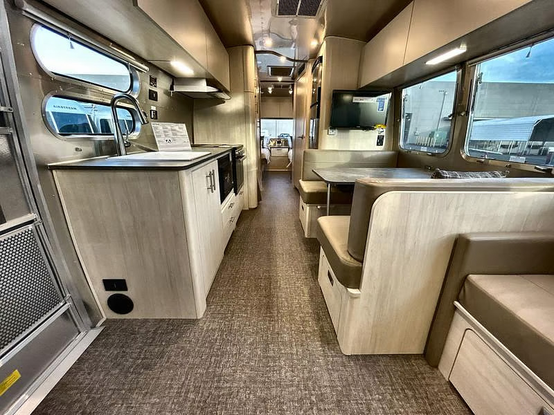 (4N18-A) Spacious Airstream w/ W/D