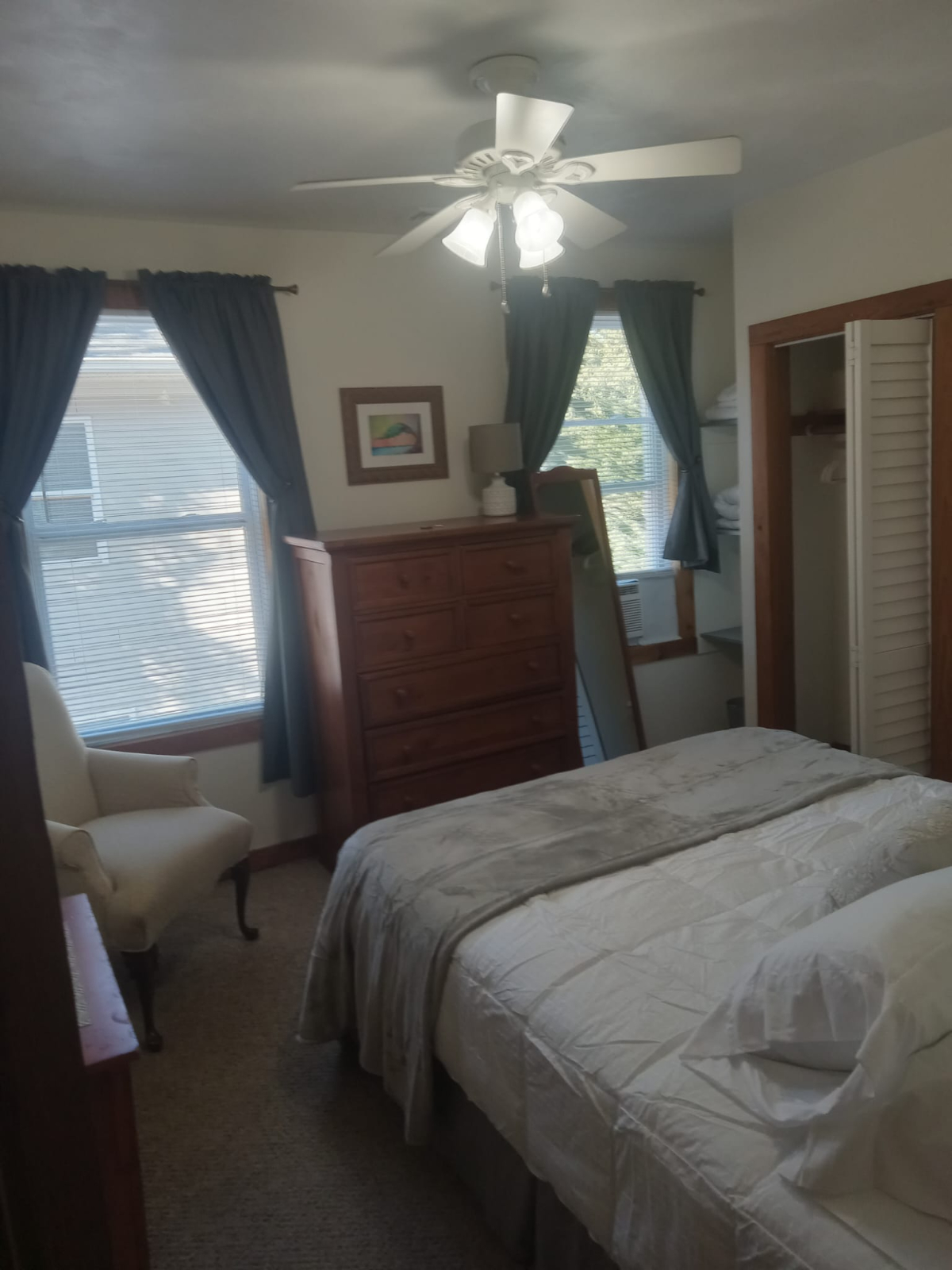 1831 Oxford Apt B Elegant Room w 2 Closets