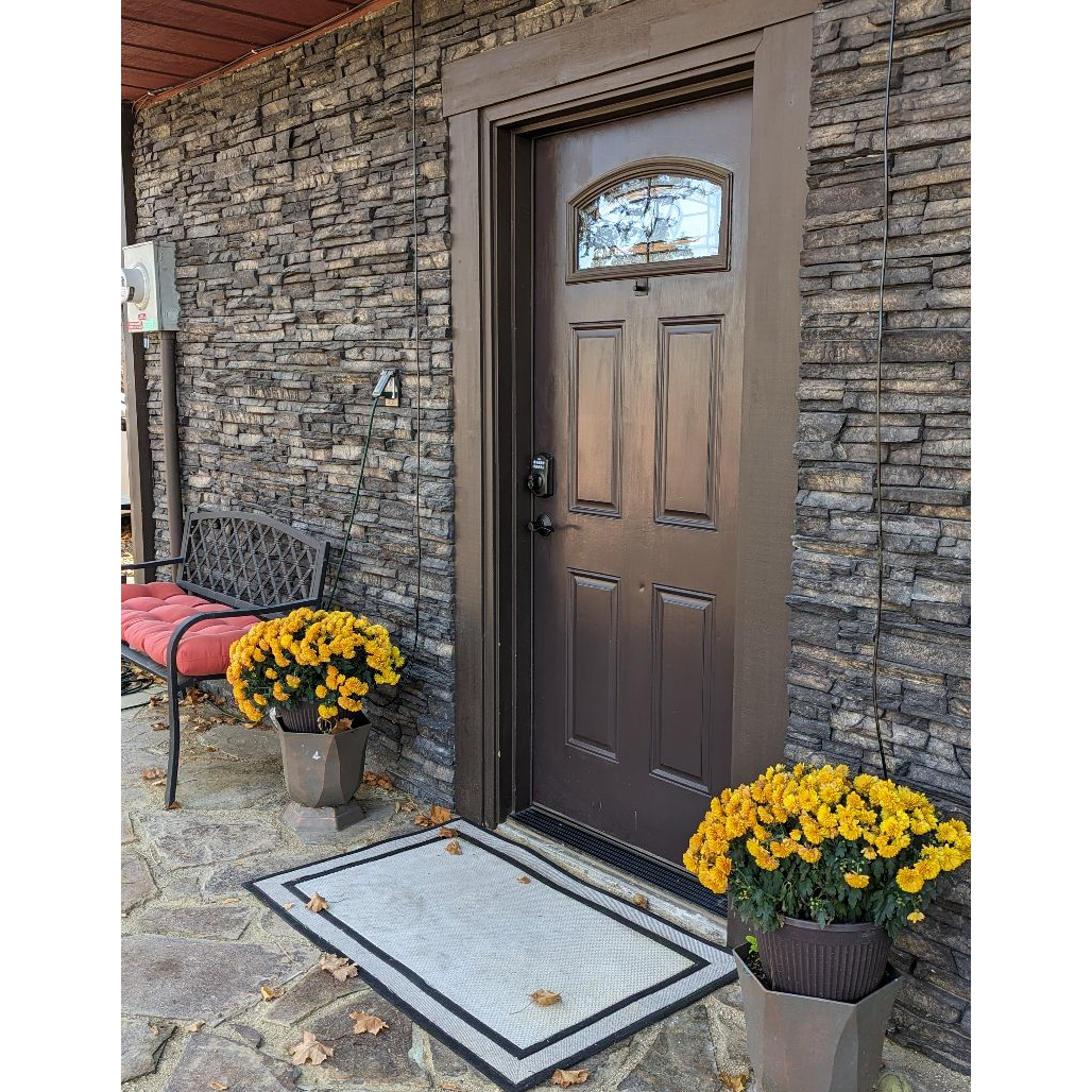 Complete privacy, walk to river, walk to town. - Photo 1