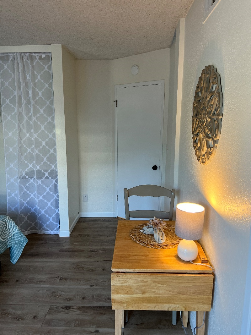 Lovely coastal room with private bath close to hospitals and beach - Photo 5