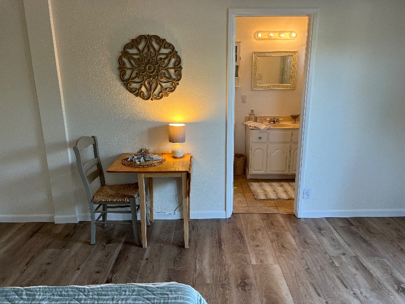 Lovely coastal room with private bath close to hospitals and beach - Photo 6