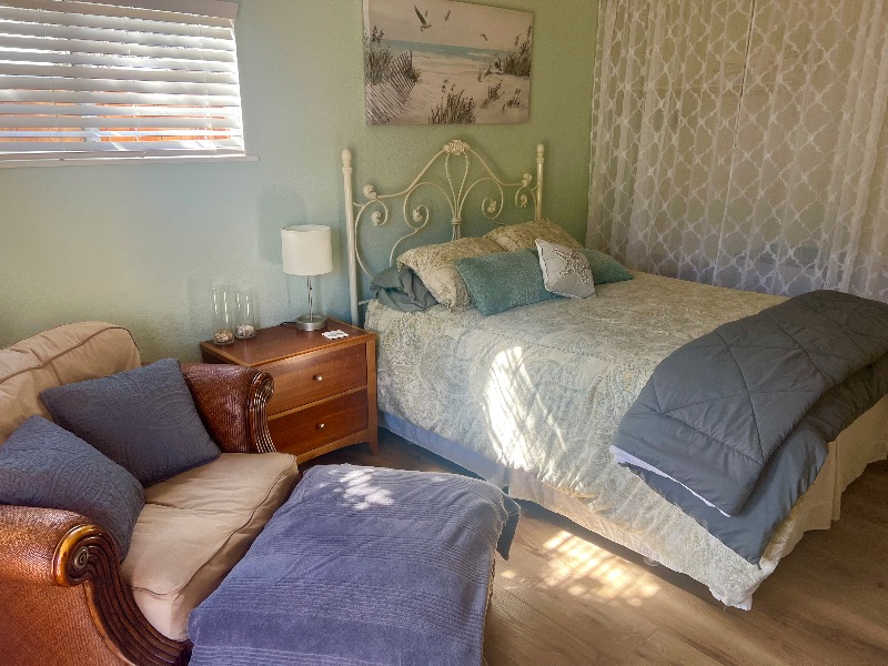 Lovely coastal room with private bath close to hospitals and beach - Photo 1