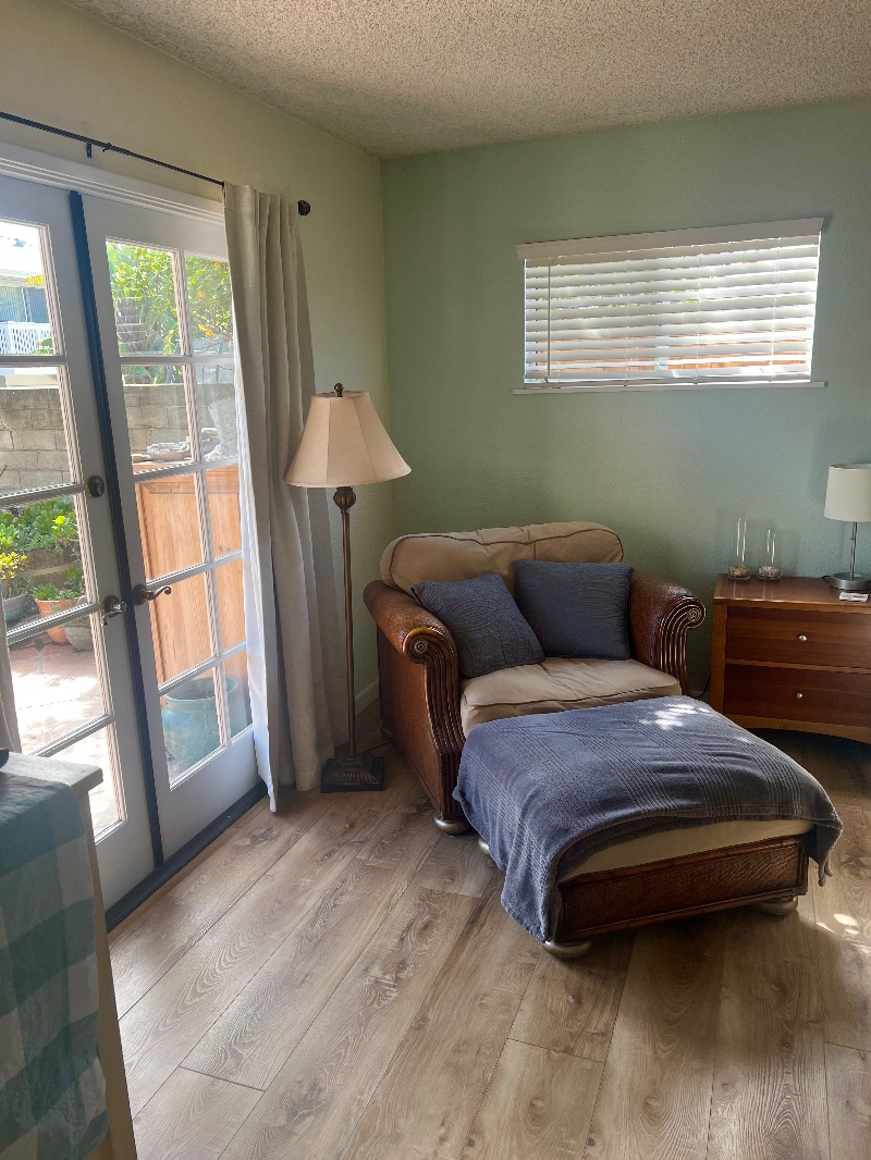 Lovely coastal room with private bath close to hospitals and beach - Photo 4