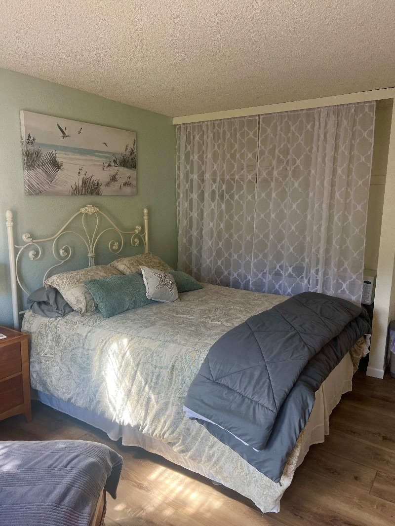 Lovely coastal room with private bath close to hospitals and beach - Photo 2