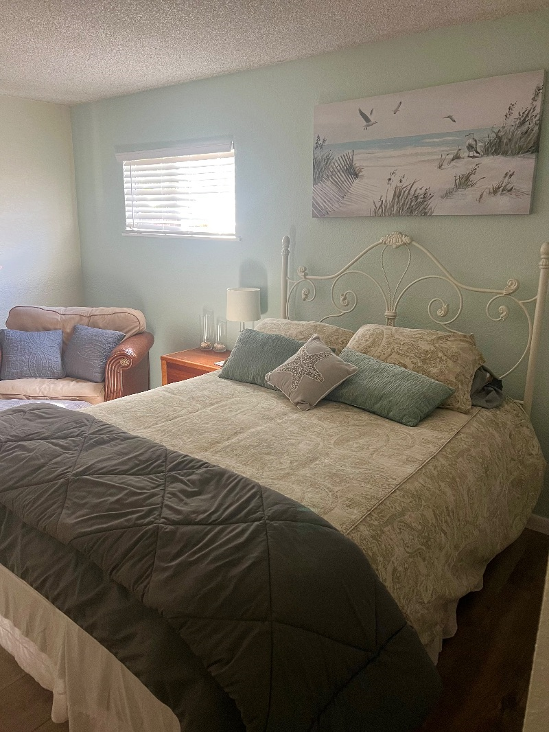 Lovely coastal room with private bath close to hospitals and beach - Photo 3