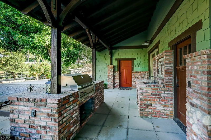 Craftsman Cottage in the Middle of an Orchard - Photo 4