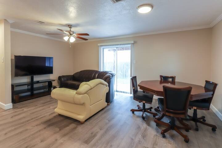 The Aggie House - Photo 2