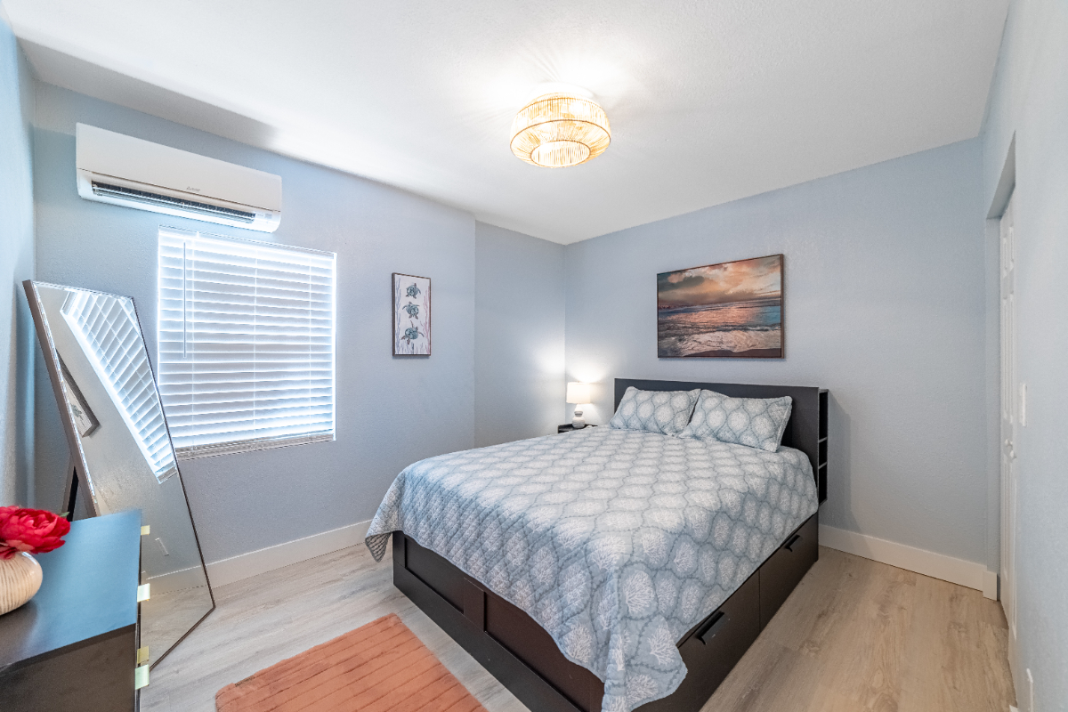 1 Bedroom Bungalow Only a Mile from Beach