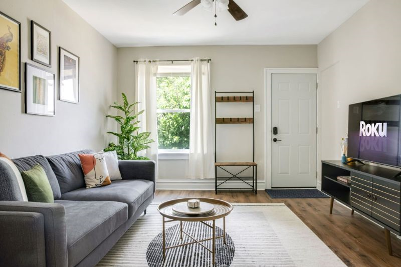 Cozy and Safe Apt Near Major STL Hospitals -1st FL
