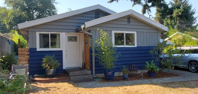 Burien updated 2 bed 1 bath duplex with pool table