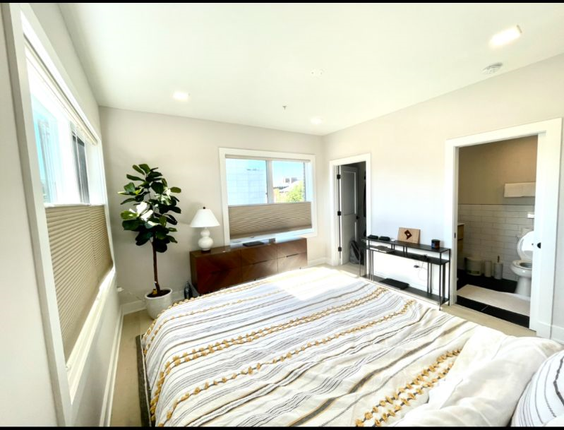 Centrally located Apartment with plenty sunlight - Photo 2