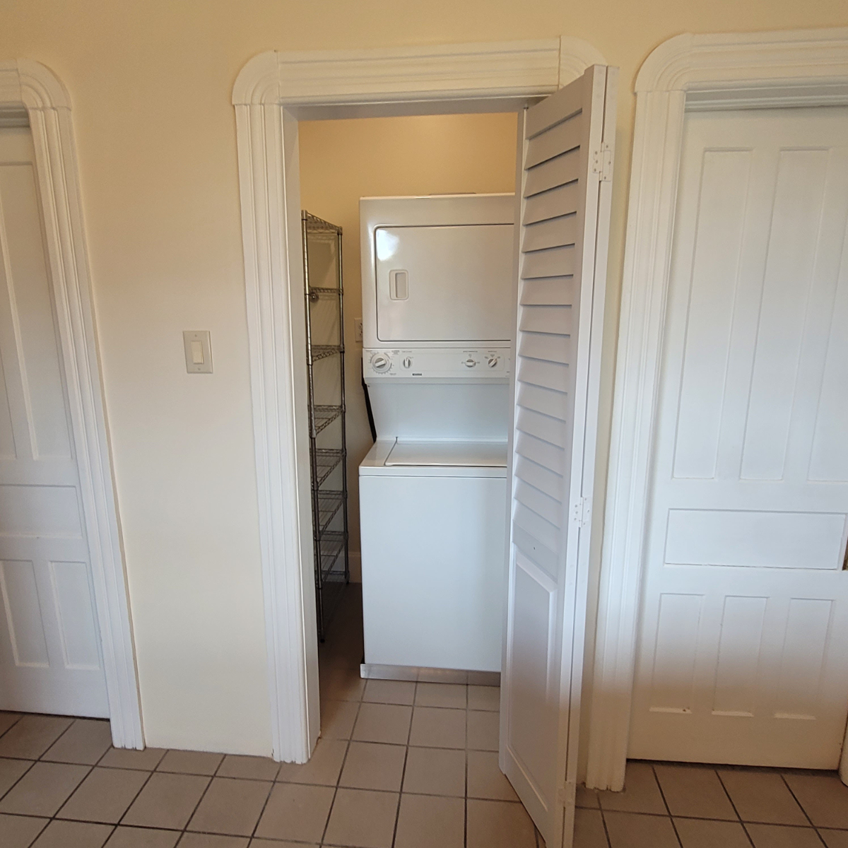 Clean, comfortable updated flat near hospitals and colleges - Photo 11