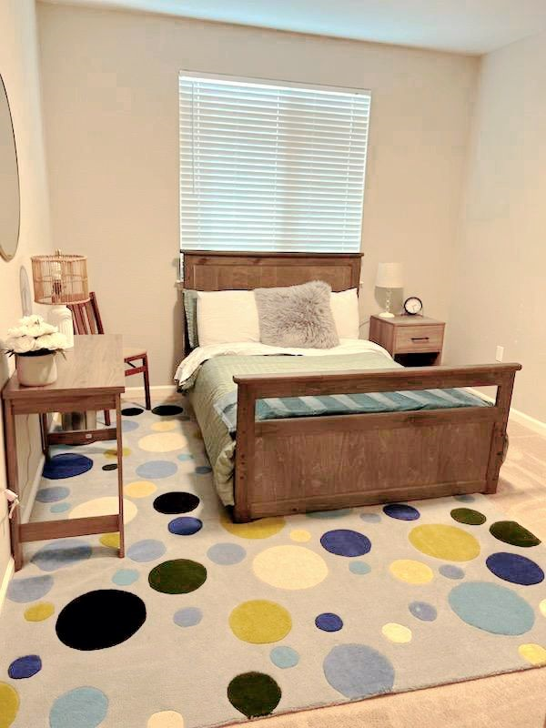 Circle Rug Bedroom w/ Shared Bath