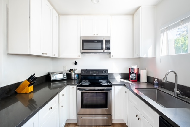 Charming Two Bedroom cottage - Photo 2